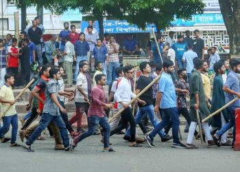 টিএসসি থেকে ভিসি চত্বর দখলে নিলো ছাত্রলীগ