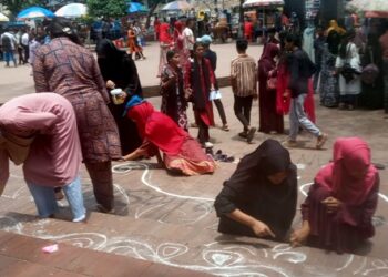 নগর সাজাতে ব্যস্ত শিক্ষার্থীরা