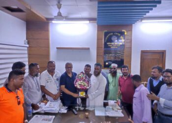 ফতুল্লার ওসিকে কুতুবপুর ইউনিয়নের বিএনপির ফুলেল শুভেচ্ছা