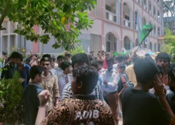 চারদিন যাবৎ অবরুদ্ধ নারায়ণগঞ্জ হাই স্কুলের প্রধান শিক্ষক