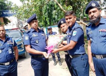 আড়াইহাজার থানার ধ্বংসস্তুুপ পরিদর্শনে পুলিশ সুপার প্রত্যুষ কুমার মজুমদার