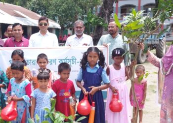 ইসলামপুরে শিক্ষার্থীদের মাঝে গাছের চারা ও শিক্ষা উপকরণ বিতরণ