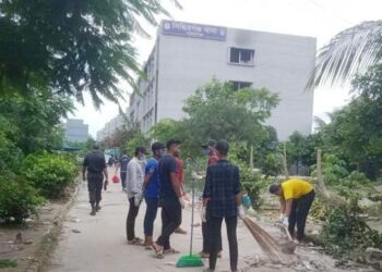পুড়িয়ে দেওয়া সিদ্ধিরগঞ্জ থানা পরিষ্কার করছে শিক্ষার্থীরা