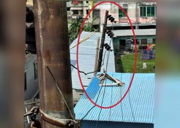 ফতুল্লার বুড়ির দোকান এলাকায় টিনের চাল ছুঁই ছুঁই করছে ৩৩ হাজার ভোল্টেজের ক্যাবল!
