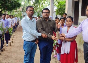 শেরপরের শ্রীবরদীতে শিক্ষার্থীদের মাঝে ৫২০০ গাছের চারা বিতরণ
