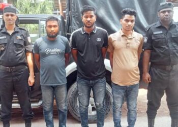 রুপগঞ্জে ৯৯ বোতল ফেন্সিডিলসহ আটক ৩