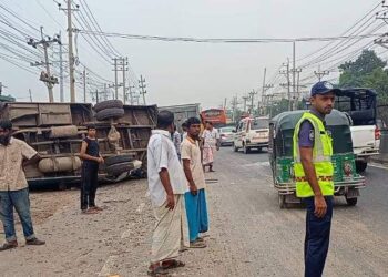 ঢাকা-চট্টগ্রাম মহাসড়কে যাত্রীবাহী বাস উল্টে আহত- ১৫ 