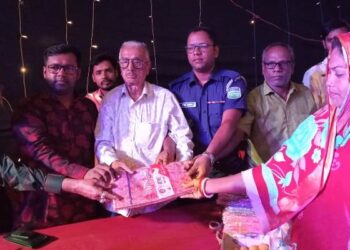 বকশীগঞ্জে শিল্প ও বণিক সমিতির উপহার সামগ্রি বিতরণ