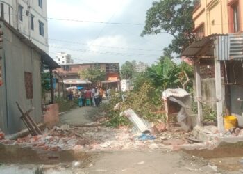 জেলা পরিষদ সংলগ্ন জাহিদ হোসেনের জমির দেয়াল ভেঙ্গে ফেললো অজ্ঞাত ভূমিদস্যুগং