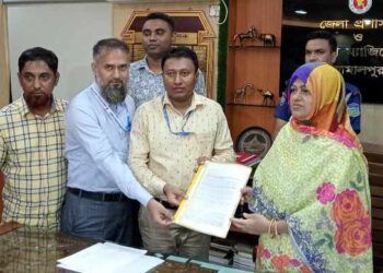জামালপুরে নিরবিচ্ছিন্ন বিদ্যুৎ সরবরাহ করতে মানববন্ধন