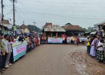 শেরপুরের  শ্রীবরদীতে সন্ত্রাস, চাঁদাবাজি, চুরি ও মাদকের বিরুদ্ধে ব্যবসায়ীদের মানববন্ধন