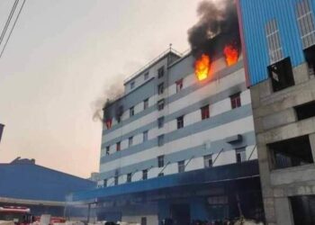 সোনারগাঁয়ে মেঘনা পাল্প এন্ড পেপার মিলে ভয়াবহ অগ্নিকাণ্ড