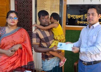 ইসলামপুরে অসুস্থ্য শিশুর চিকিৎসায় ইউএনও’র সহায়তা প্রদান