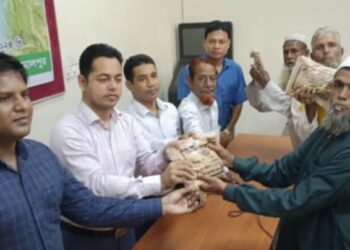 ইসলামপুরে কৃষকদের মাঝে সার ও বীজ বিতরণ