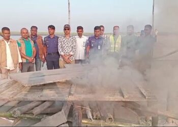 ইসলামপুরে দূর্গম চরে অভিযান জুয়া ও যাত্রা প্যান্ডেল পুড়ে দিলো পুলিশ
