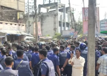 ফতুল্লায় শ্রমিকদের বিক্ষোভ,