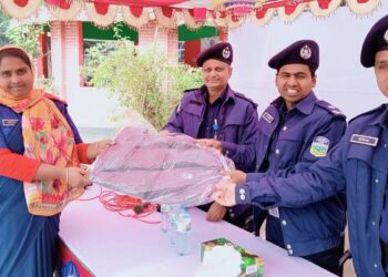 বকশীগঞ্জে গ্রাম পুলিশদের মাঝে  শীতবস্ত্র বিতরণ 
