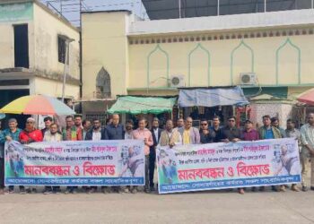 সাংবাদিকের ওপর হামলাকারীদের গ্রেপ্তারের দাবীতে সোনারগাঁয়ে মানববন্ধন