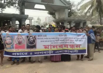 ফতুল্লায় চাঁদাবাজদের বিরুদ্ধে এলাকাবাসীর মানববন্ধন
