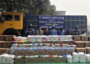 ফতুল্লায় সোয়া কোটি টাকার ভারতীয় শাড়িসহ পাচারকারী আটক