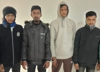 বন্দরে চোর ও ছিনতাইকারী সন্দেহে আটক ৪
