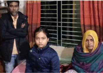 ফতুল্লায় প্রকাশ্যে রাম দা, প্রতিবাদ করায় বাড়িতে বোমা নিক্ষেপ