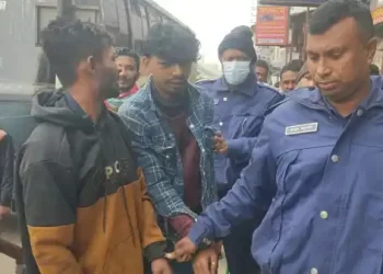 ফতুল্লায় যাত্রীবাহী বাসে ছিনতাইয়ের চেষ্টা: ছুরিসহ আটক ২