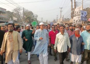 ফতুল্লায় খেজুরগাছ প্রতিকে ভোট চেয়ে রিয়াদ চৌধুরীর বিশাল মিছিল!