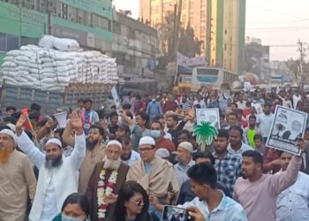 ফতুল্লায় খেজুরগাছ প্রতিকে ভোট চেয়ে রিয়াদ চৌধুরীর বিশাল মিছিল!