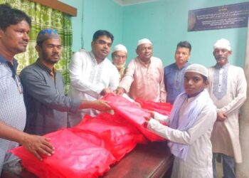 জাগো নারায়ণগঞ্জের উদ্দ্যোগে কোরআনের পাখিদের মাঝে ঈদবস্ত্র বিতরন