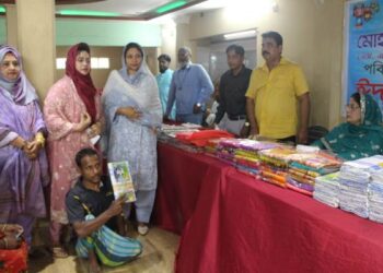 ফতুল্লায় মোহনা সমাজকল্যাণ সংস্থার পক্ষে ঈদবস্ত্র বিতরন