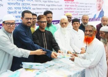 ফতুল্লায় ই এন্ড ই অটো মোবাইলস্ ট্রেডিংয়ের পক্ষ দরিদ্রদের মাঝে ঈদ উপহার বিতরন
