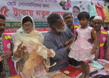 পাঁচ টাকায় সুবিধাবঞ্চিত শিশুদের ঈদের জামা উপহার