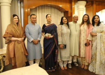 প্রধানমন্ত্রীর পরিবারের সঙ্গে ড. ইউনূসের ঈদের শুভেচ্ছা বিনিময়