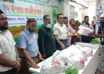 মাইক্রো ফাইবার গ্রুপে কর্মরত শ্রমিকদের মধ্যে ঈদ সামগ্রী বিতরণ