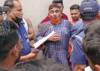 ফতুল্লায় রাস্তায় লাশ রেখে পালানোর সময় অ্যাম্বুলেন্সসহ চালক আটক