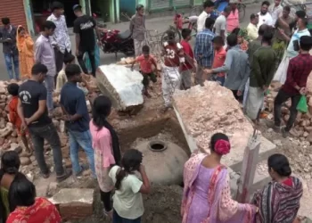 বন্দরে শতবর্ষী মাটির মটকা উদ্ধার, সংরক্ষণের দাবি