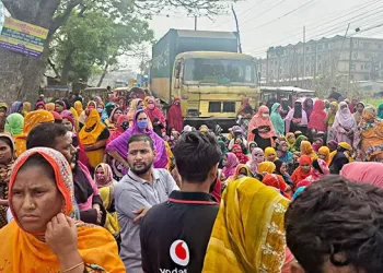 ফতুল্লায় বকেয়া বেতনের দাবিতে শ্রমিকদের সড়ক অবরোধ