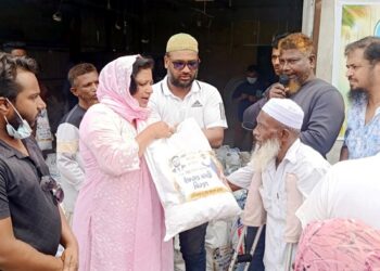 সিদ্ধিরগঞ্জে মরহুম গোলাপ প্রধান ফাউন্ডেশনের উদ্যোগে ইফতার সামগ্রী বিতরণ