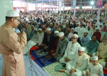 বৈরী আবহাওয়াতেও নারায়ণগঞ্জে কেন্দ্রীয় ঈদগাহে মুসল্লিদের ঢল