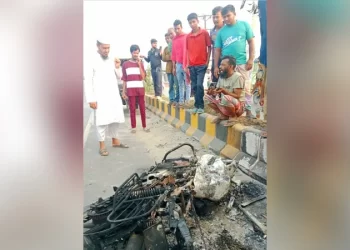 সিদ্ধিরগঞ্জে ছিনতাইয়ের সময় গণপিটুনিতে তরুণ নিহত, মোটরসাইকেলে আগুন