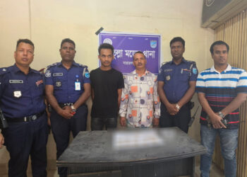ফতুল্লায় ৫৩ রাউন্ড গুলিসহ ছেলেসহ রাজ্জাক গ্রেপ্তার