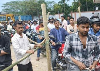 আমতলীতে জ্বালানি সংকট তীব্র আকারে, বিপাকে ভাড়ায় চালিত মোটরসাইকেল চালকরা