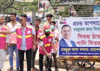 তাপদাহে অতিষ্ঠ নগরবাসীর জন্য খোরশেদের উদ্যোগে ঠান্ডা পানি বিতরণ