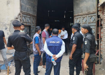 ফতুল্লায় বায়ুদূষণের অভিযোগে ২ প্রতিষ্ঠানকে জরিমানা
