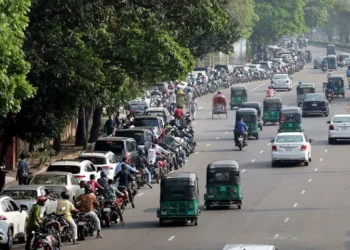 সরকারের অব্যবস্থাপনাই সংকট বাড়াচ্ছে?