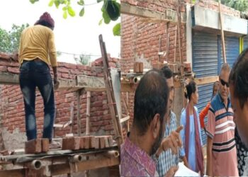 বন্দরে অবৈধ দোকান নির্মাণে বাধা দেওয়ায় মালিককে হুমকি