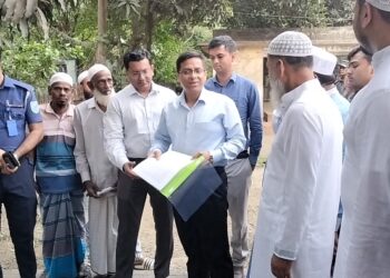 সোনারগাঁয়ে সুলতান গিয়াস উদ্দিন আযম শাহ্’র মাজার পরিদর্শনে জেলা প্রশাসক 