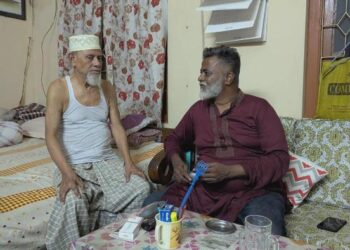 বিভিন্ন রাজনৈতিক দলের প্রবীন অসুস্থ নেতৃবৃন্দের সাথে খোরশেদের শুভেচ্ছা বিনিময়