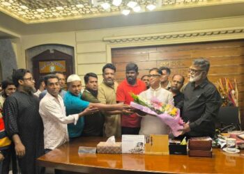 জেলা পরিষদ প্রশাসক মামুন মাহমুদের সাথে খোরশেদের সৌজন্যে সাক্ষাৎ